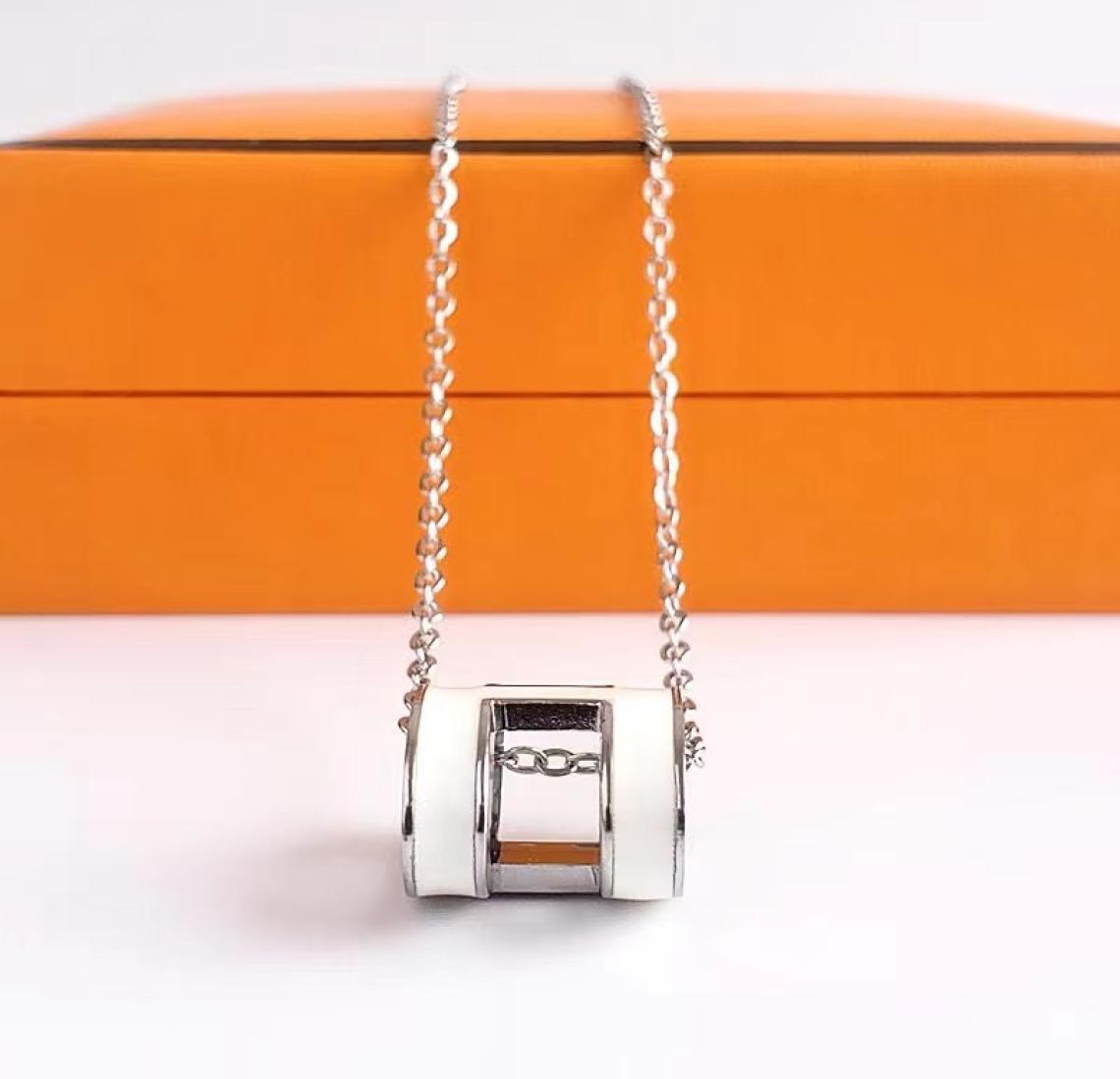 New designer necklace high quality silver letter pendant Men039s and women039s necklaces 316L stainless steel Women039s V3823531
New designer necklace high quality silver letter pendant Men039s and women039s necklaces 316L stainless steel Women039s V3823531