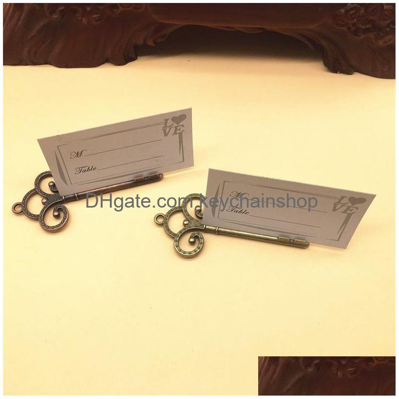 Key Rings Retro Place Card Holder Antique Bronze Copper Table Number Stands Decoration Drop Delivery Jewelry Dhet0
Key Rings Retro Place Card Holder Antique Bronze Copper Table Number Stands Decoration Drop Delivery Jewelry Dhet0