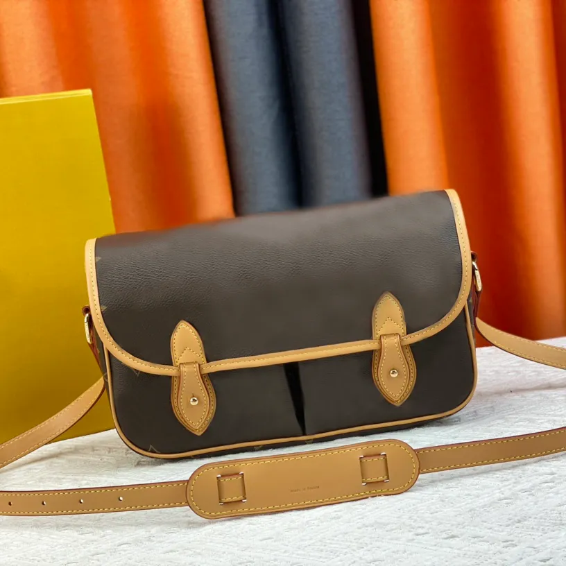 7A Designer Bag Cambridge Messenger Handbag Vintage Double Buckle Purse with 2 Front Pockets, 1 brown 28x20x8cm
7A Designer Bag Cambridge Messenger Handbag Vintage Double Buckle Purse with 2 Front Pockets, 1 brown 28x20x8cm