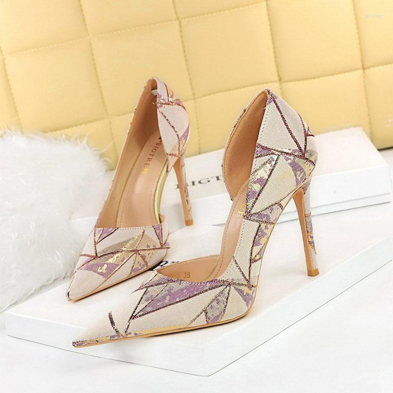 Dress Shoes Satin Print Women Pumps Fashion Side Hollow Out High Heels Wedding Sandals Sexy Party Prom Elegant Tacones Mujer WSH4876, 18185-5 red
Dress Shoes Satin Print Women Pumps Fashion Side Hollow Out High Heels Wedding Sandals Sexy Party Prom Elegant Tacones Mujer WSH4876, 18185-5 red