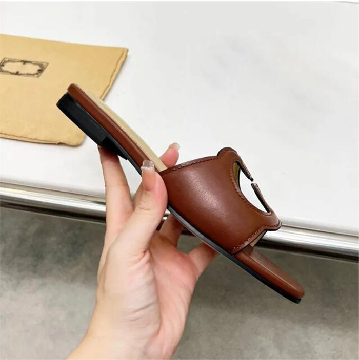 Summer Ladies Slippers Brand Designer Sandals Flat Heel Fashion Versatile Leather Casual Comfort Flip Flop Size 35-43
Summer Ladies Slippers Brand Designer Sandals Flat Heel Fashion Versatile Leather Casual Comfort Flip Flop Size 35-43
