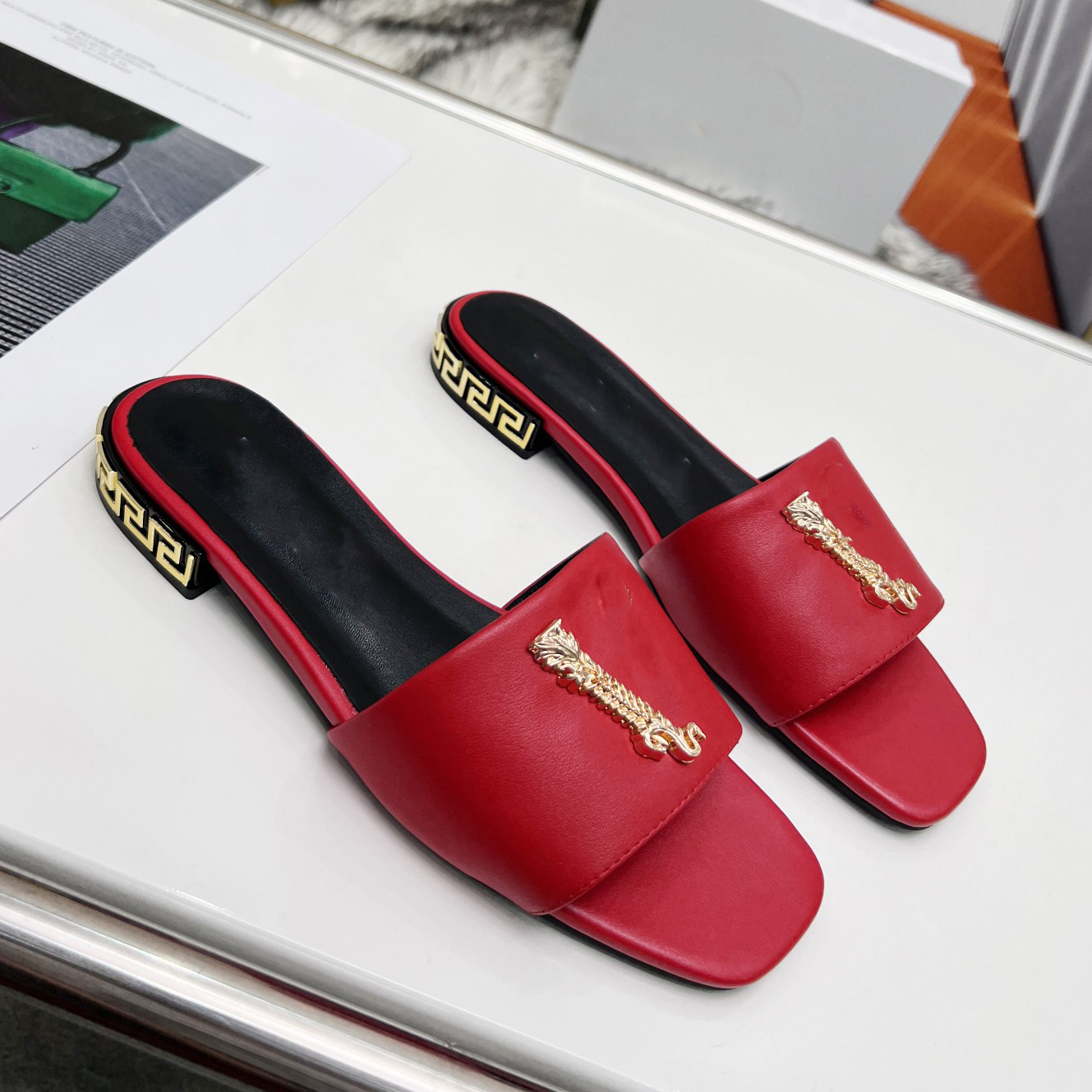 Top designer slippers Women's medusa fashion luxury sandals summer casual flat slide slippers FS016, 18
Top designer slippers Women's medusa fashion luxury sandals summer casual flat slide slippers FS016, 18