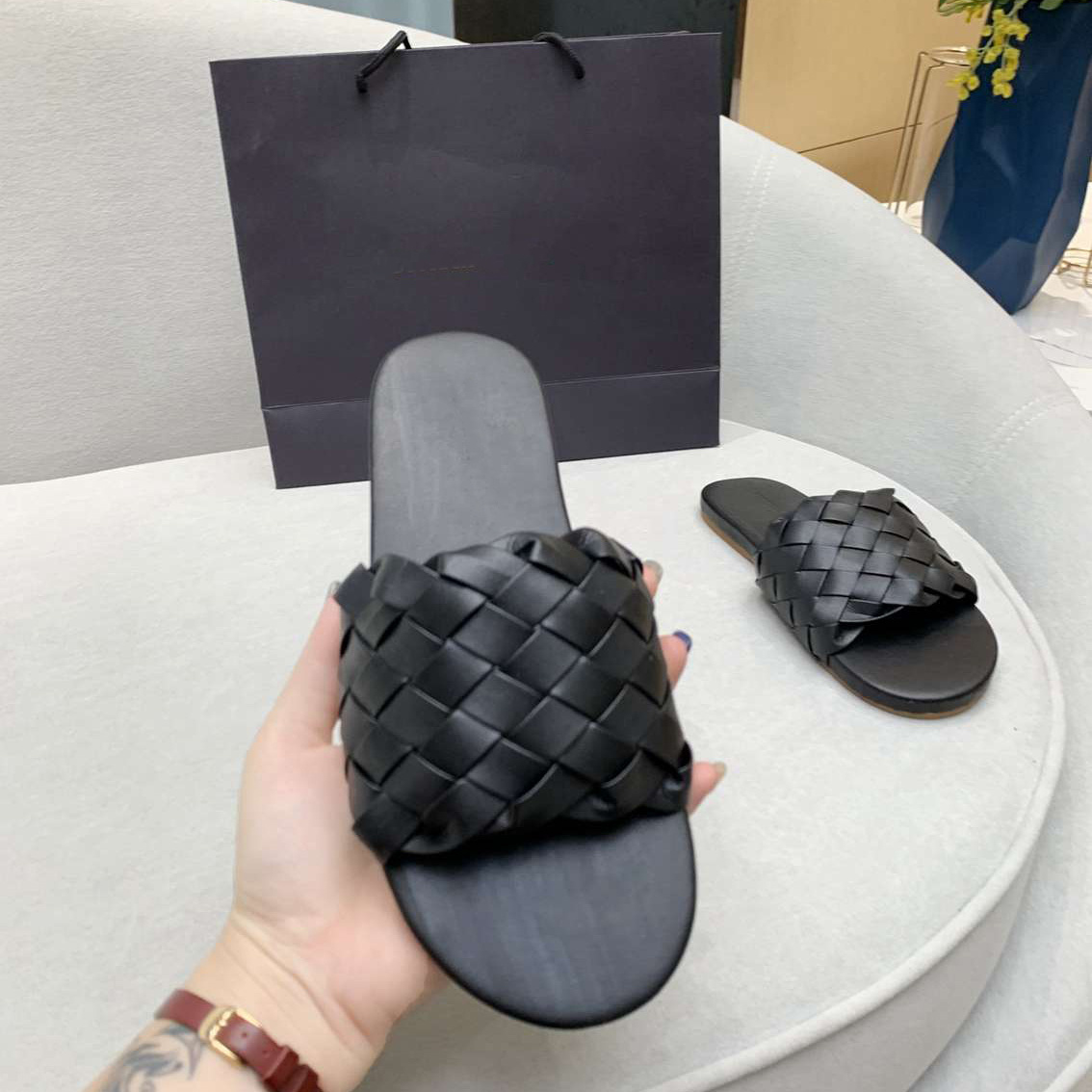 Top designer slippers Bottegas Women's fashion luxury sandals summer casual flat slide slippers Tv034
Top designer slippers Bottegas Women's fashion luxury sandals summer casual flat slide slippers Tv034