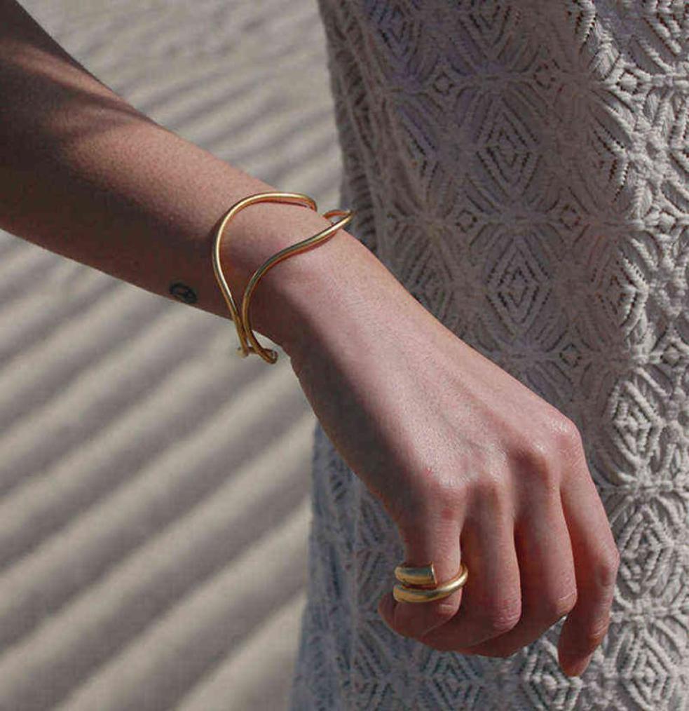 Huanzhi 2020 New Korean Simplicity Line Glossy Double Layer Metal Fashion Bracelet Jewelry Bangle for Women Girls Party2026853
Huanzhi 2020 New Korean Simplicity Line Glossy Double Layer Metal Fashion Bracelet Jewelry Bangle for Women Girls Party2026853