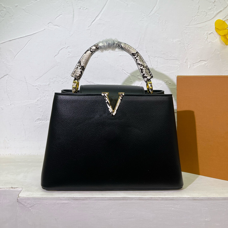Fashion Designer Evening Bag Retro Hollow Handbag for Women Leather Shoulder Bag Evening Club Bag Kiss Lock Closure Crossbody Bag Purse
Fashion Designer Evening Bag Retro Hollow Handbag for Women Leather Shoulder Bag Evening Club Bag Kiss Lock Closure Crossbody Bag Purse
