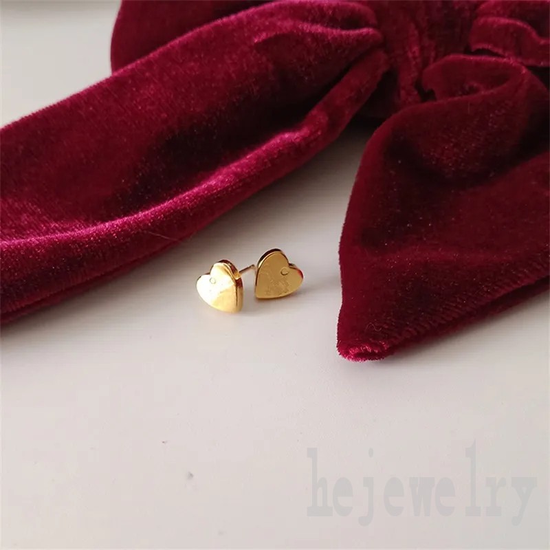 Chic designer earings heart women necklaces metal tiktok punk stud letter crystal designer for women leisure orecchini vanguard couples luxury earrings F23
Chic designer earings heart women necklaces metal tiktok punk stud letter crystal designer for women leisure orecchini vanguard couples luxury earrings F23