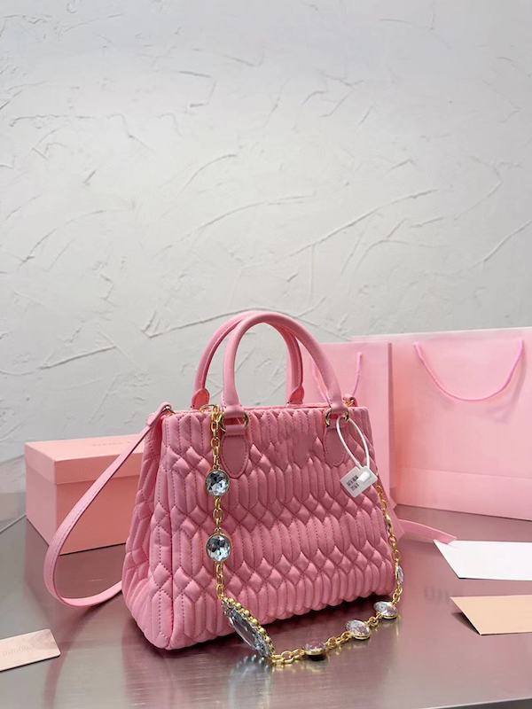 Womens Luxury Sheepskin Designer Wrinkle Embossed Handbag Crossbody Bag Womens Shoulder Strap Bag Pink Handbag Single Shoulder Bag Channel Top Handle Design Bag, White-equipped with a gift box
Womens Luxury Sheepskin Designer Wrinkle Embossed Handbag Crossbody Bag Womens Shoulder Strap Bag Pink Handbag Single Shoulder Bag Channel Top Handle Design Bag, White-equipped with a gift box