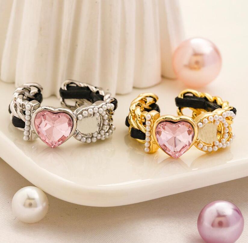 Wholesale 18K Gold Plating Stainless Steel Band Rings Famous Designer Brand C Letter Charm Ring Geometric Heart Inlaid Crystal Pearl Wedding Jewelry Accessories 
Wholesale 18K Gold Plating Stainless Steel Band Rings Famous Designer Brand C Letter Charm Ring Geometric Heart Inlaid Crystal Pearl Wedding Jewelry Accessories