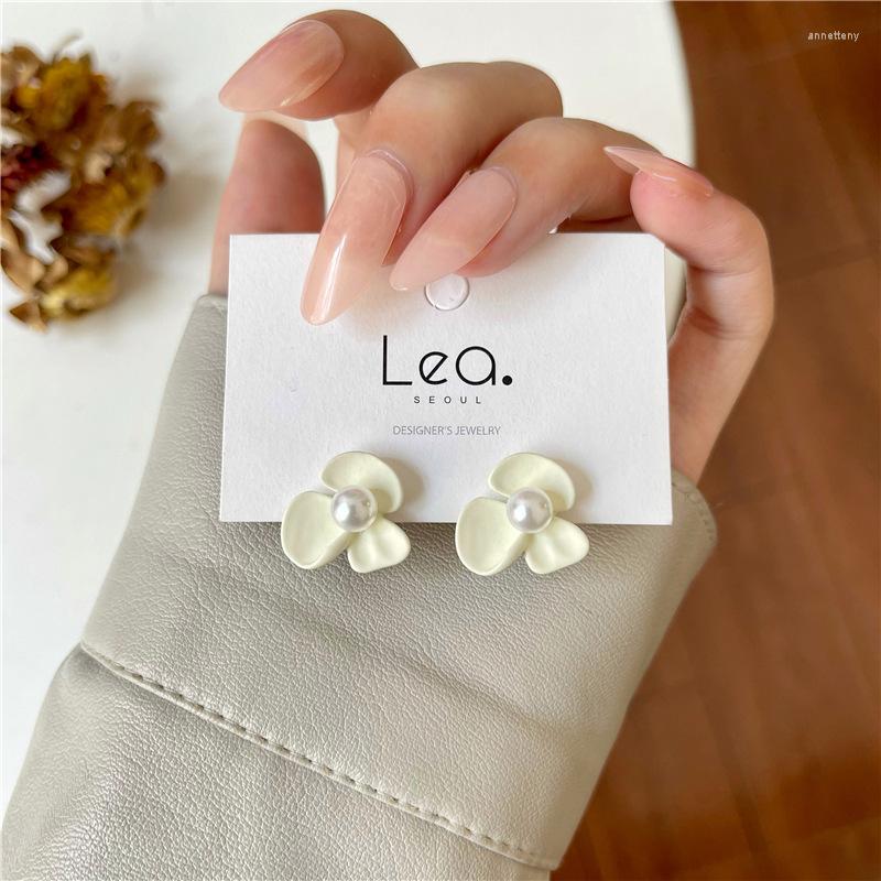 Backs Earrings Korean Imitation White Pearl Flower Clip Without Piercing Hole Women Small Simple Three Petal Ear Clips
Backs Earrings Korean Imitation White Pearl Flower Clip Without Piercing Hole Women Small Simple Three Petal Ear Clips