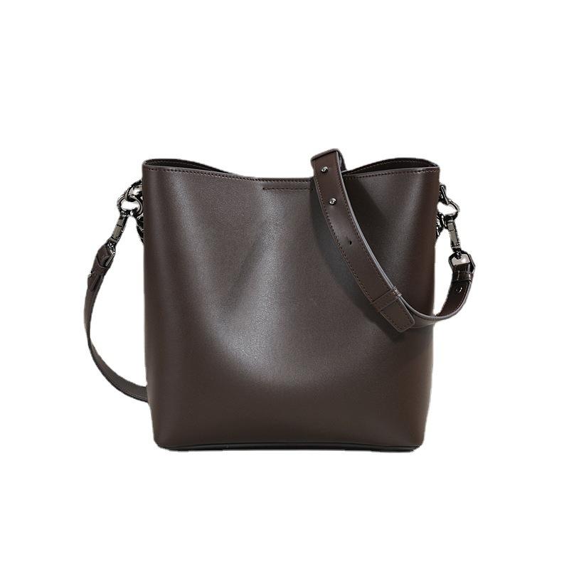 Evening Bags Cowhide Commuter Bucket Bag 2023 Fashion Leather Handbags Niche Design Original Handbag Women, 20cm black
Evening Bags Cowhide Commuter Bucket Bag 2023 Fashion Leather Handbags Niche Design Original Handbag Women, 20cm black