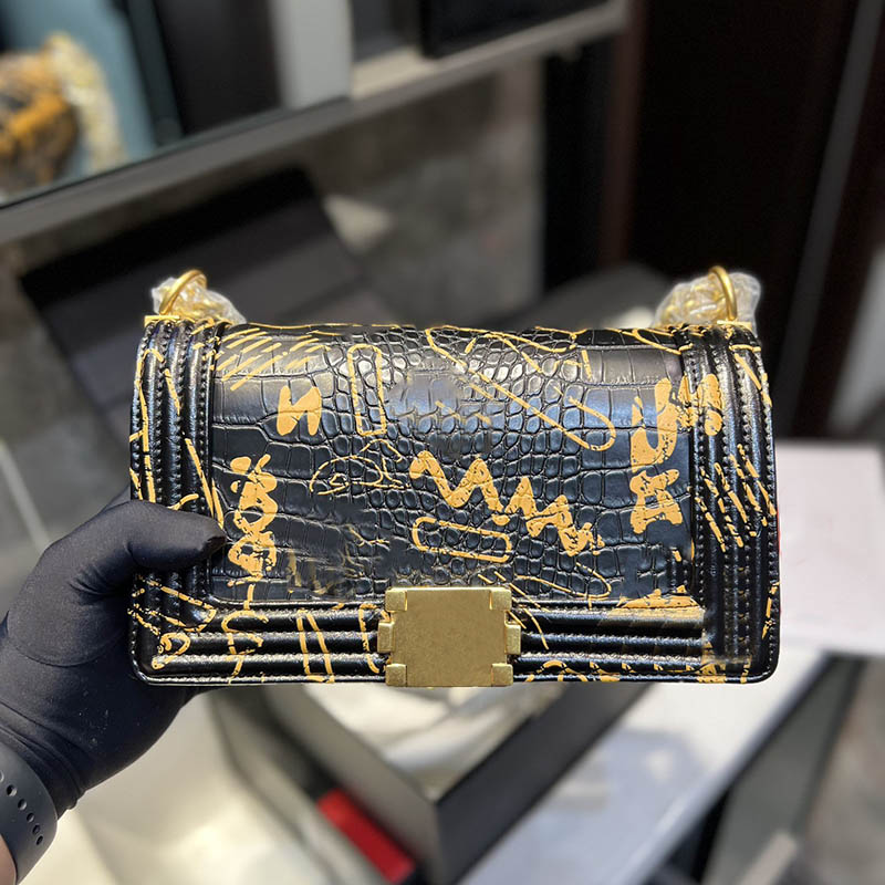 Classic Painted Print Boy Women Crossbody Bag Crocodile Leather Large Capacity Shoulder Designer Bag Trend Luxury Handbag Adjustable Chain Birkin Pochette 25CM, Customize
Classic Painted Print Boy Women Crossbody Bag Crocodile Leather Large Capacity Shoulder Designer Bag Trend Luxury Handbag Adjustable Chain Birkin Pochette 25CM, Customize