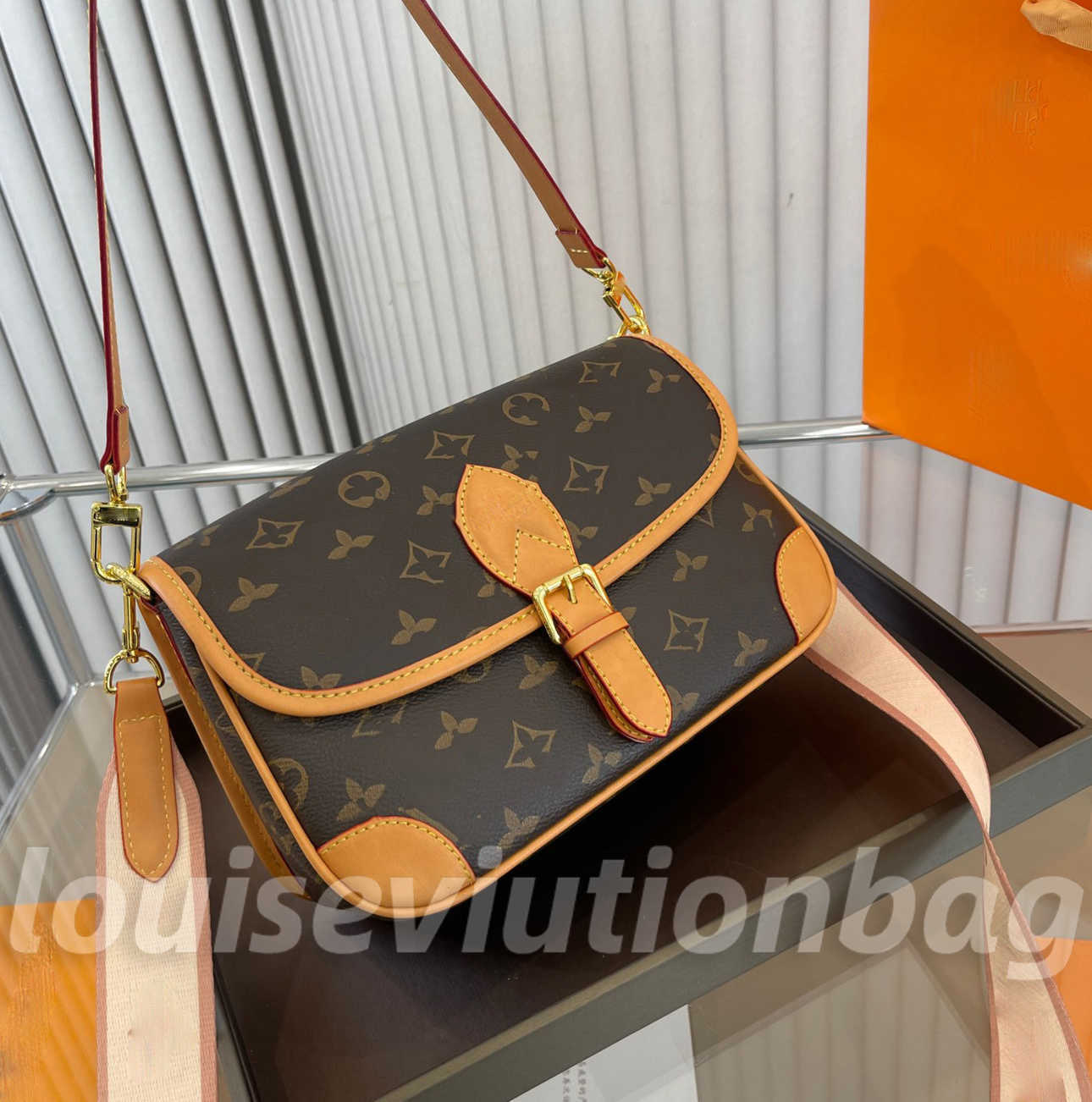 baguette Wholesale handbags for women leather messenger bag lady fashion satchel shoulder bag woman presbyopic package croisette damier purse 725561, Old flower
baguette Wholesale handbags for women leather messenger bag lady fashion satchel shoulder bag woman presbyopic package croisette damier purse 725561, Old flower