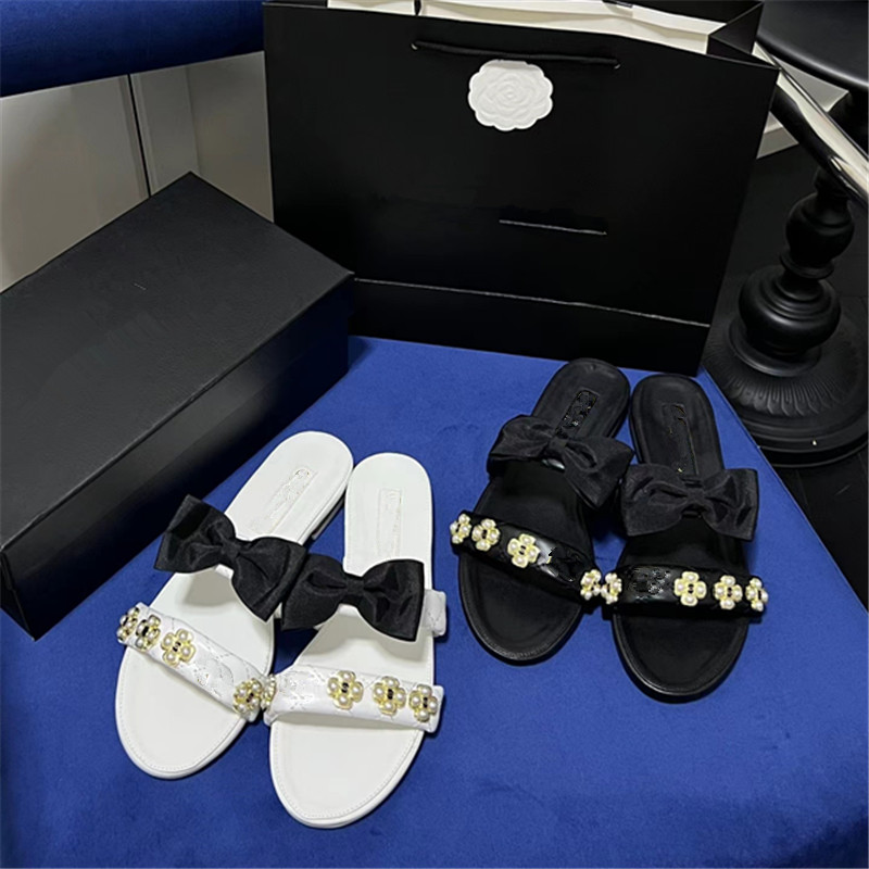 2023 Summer New Ladies Slippers with Bow Knot Camellia Flat Bottom Outerwear Beach Sandals Pearl Buckle Open Toe Fashion Versatile Women's Shoes, Black
2023 Summer New Ladies Slippers with Bow Knot Camellia Flat Bottom Outerwear Beach Sandals Pearl Buckle Open Toe Fashion Versatile Women's Shoes, Black