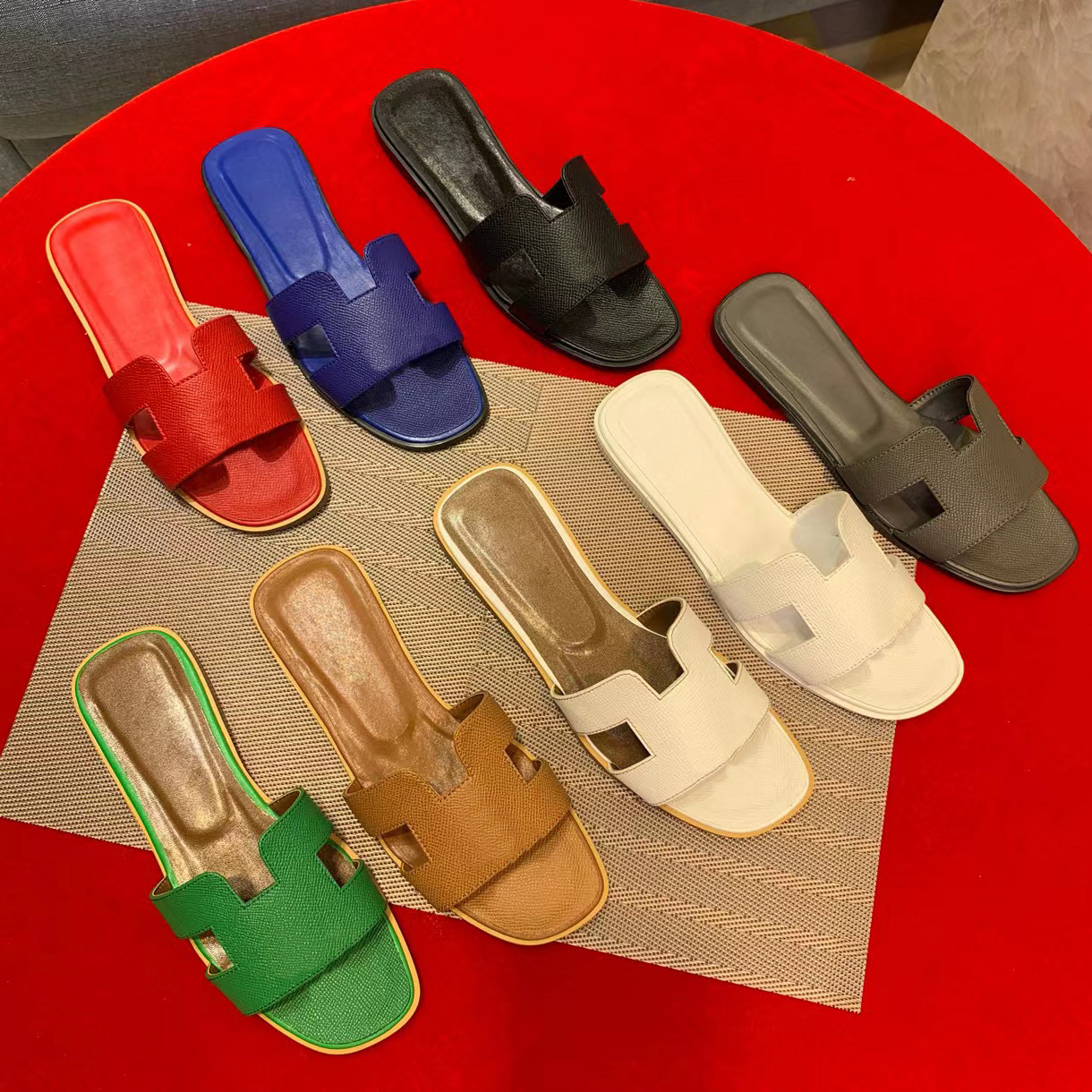 Oran sandal 100% real leather Women Shoes Designer Slippers Loafer Luxury Beach slippers Classic Flat heel Summer Lazy Hotel Bath Ladies sexy Sandals Large size 35-42, 47
Oran sandal 100% real leather Women Shoes Designer Slippers Loafer Luxury Beach slippers Classic Flat heel Summer Lazy Hotel Bath Ladies sexy Sandals Large size 35-42, 47