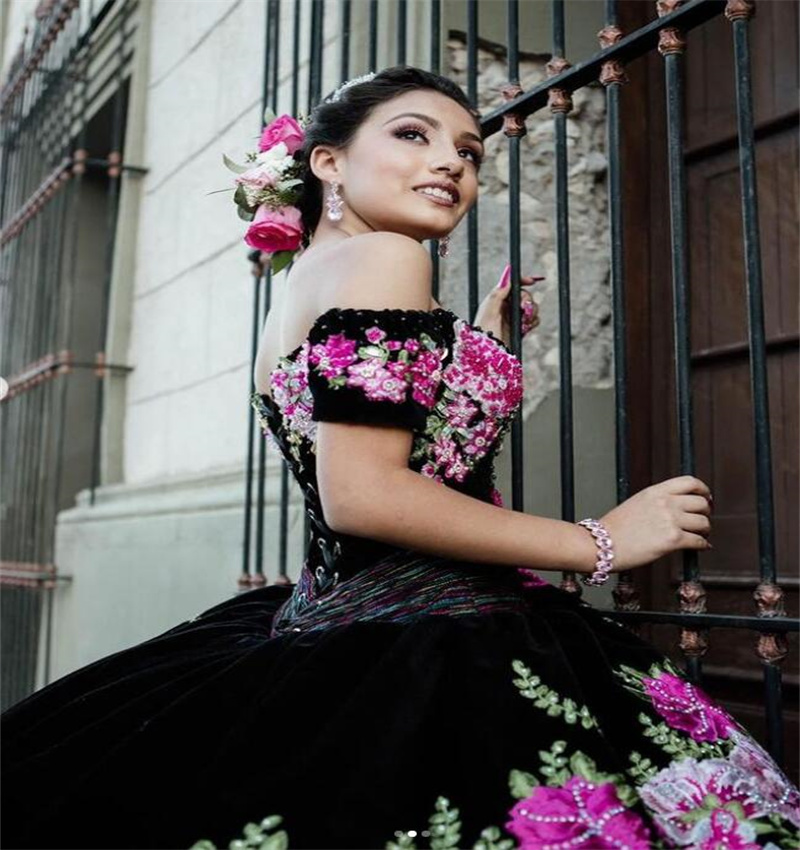 Ball Gown Black Wedding Dress 2023 Elegant Gothic Spanish Church Bridal Gowns Off Shoulder Flowers Beaded Medieval Costume Bride Princess Vestido De N