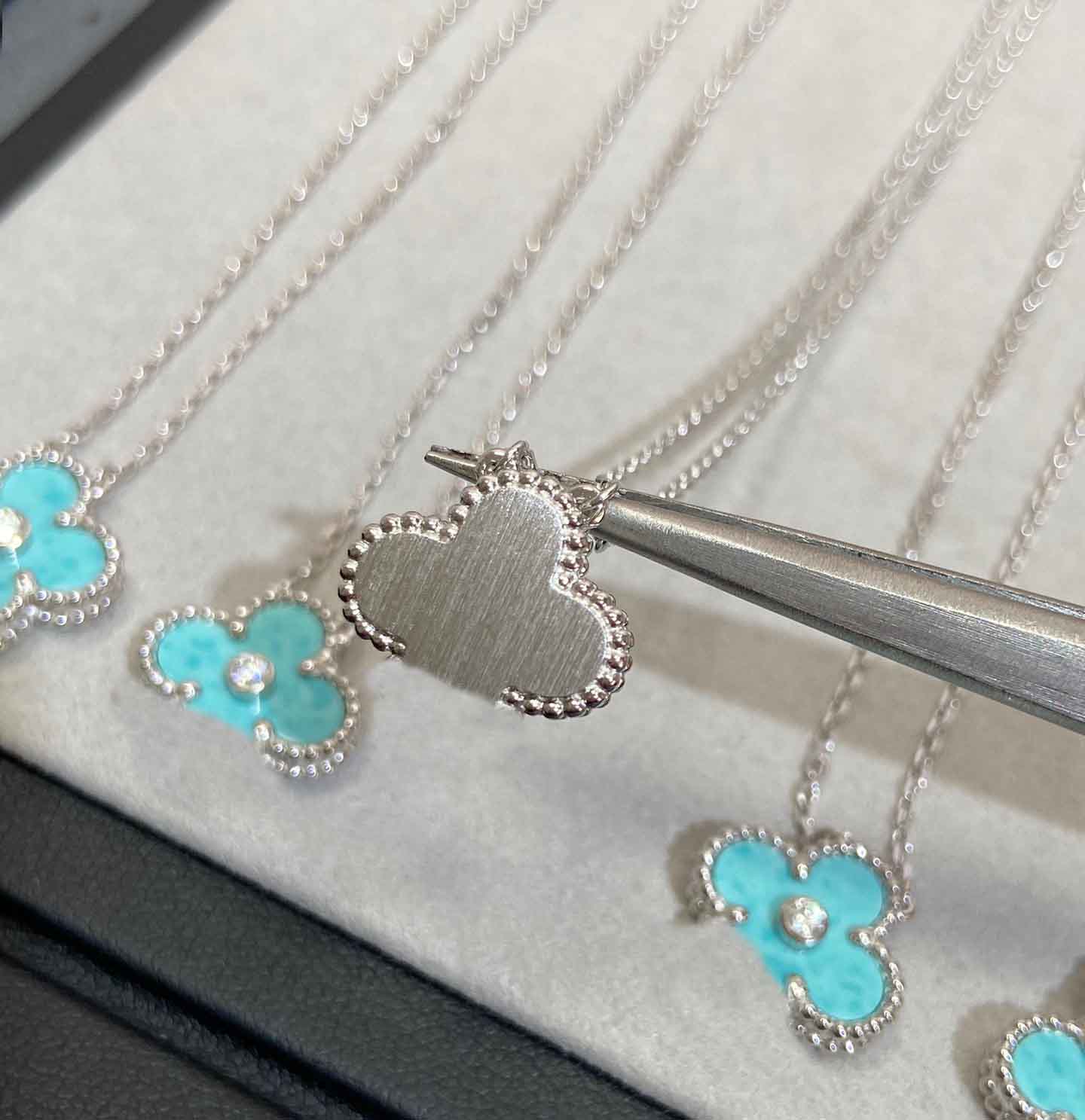 2023 Luxury quality v gold material charm pendant necklace flower design and one sparkly diamond blue stone have box stamp PS5120 
2023 Luxury quality v gold material charm pendant necklace flower design and one sparkly diamond blue stone have box stamp PS5120