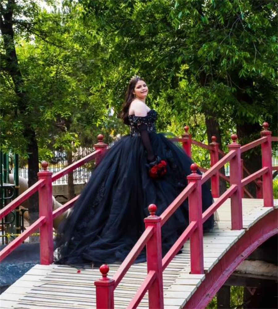 Black Mexican Quinceanera Dresses 2023 Luxury Beaded Lace Sweet 16 Dress Ball Gown Tulle Corset vestidos de 15 quinceanera robe de mariee Elegant Xv P