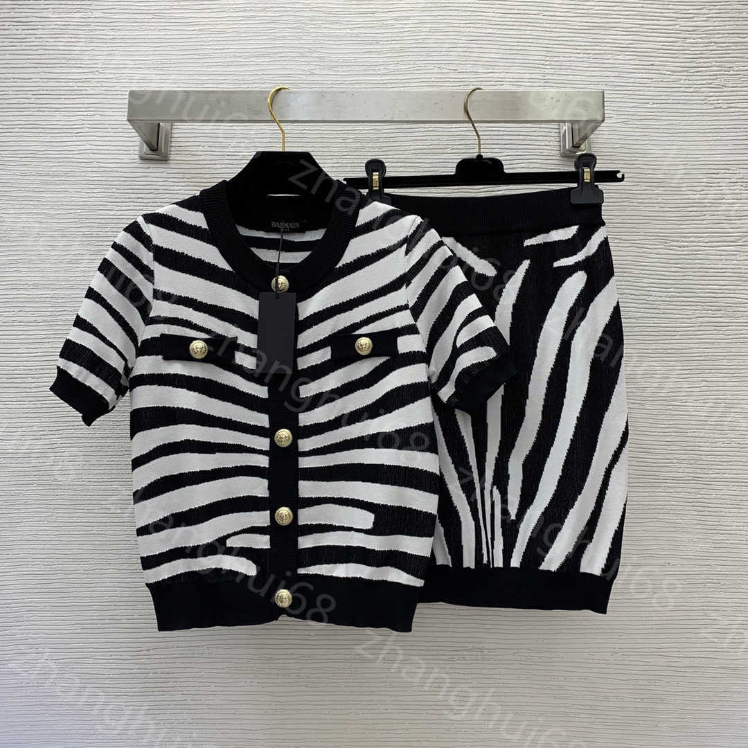 23ss womens designer clothing skirt set gold buckle short sleeve knitted shirt top elastic Fanny pack hip slimming short skirt half skirt sets womens clothing
23ss womens designer clothing skirt set gold buckle short sleeve knitted shirt top elastic Fanny pack hip slimming short skirt half skirt sets womens clothing