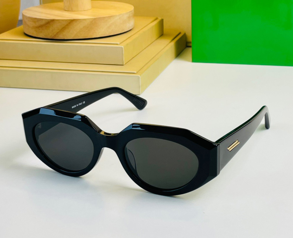 Fashion designer 1031 sunglasses for women vintage avant-garde small frame glasses summer leisure versatile style eyewear Anti-Ultraviolet come with case
Fashion designer 1031 sunglasses for women vintage avant-garde small frame glasses summer leisure versatile style eyewear Anti-Ultraviolet come with case