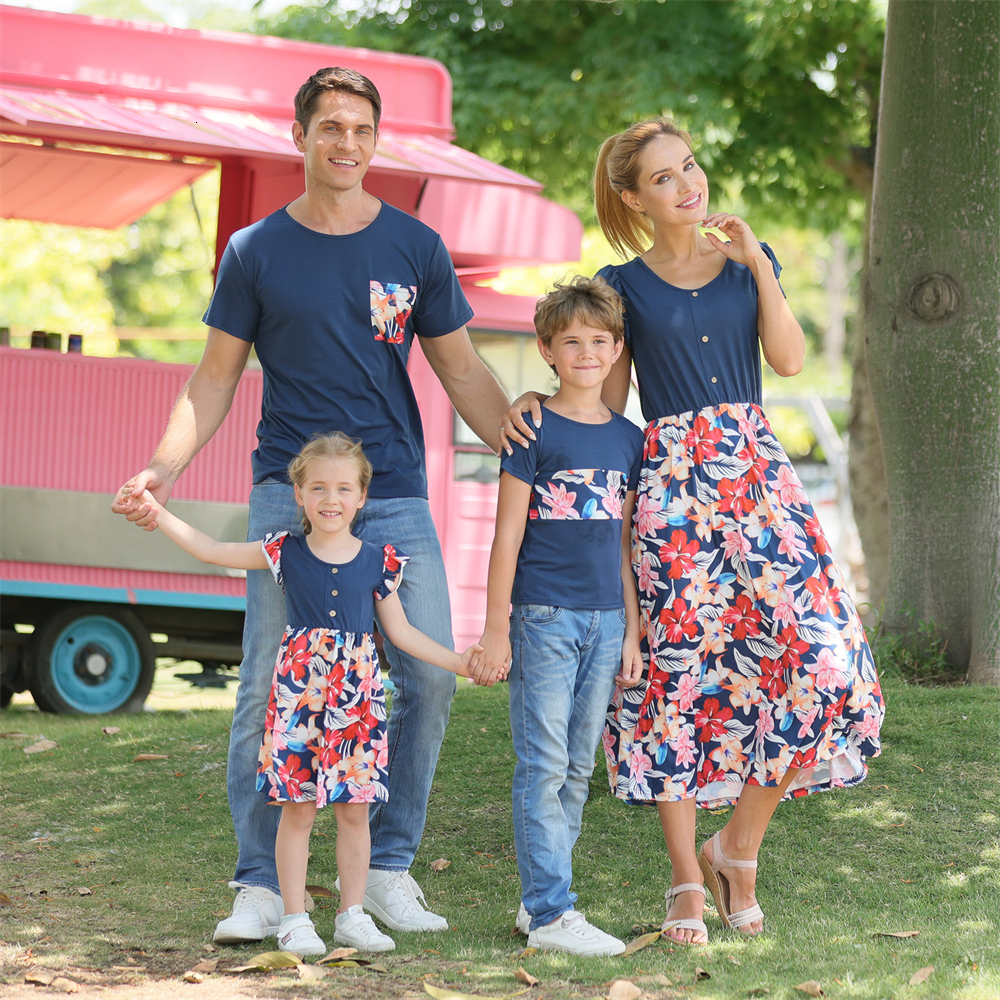 Family Matching Outfits Hiheart Mom And Daughter Dresses Fluttersleeve Dad Son TShirts Short Sleeve Floral Print Look 230512