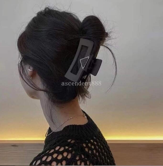 Womens Designer Clips For Ladies Girls Brand Triangle Claw Fashion Classic Letters Hairpins Hair clip Free shipping