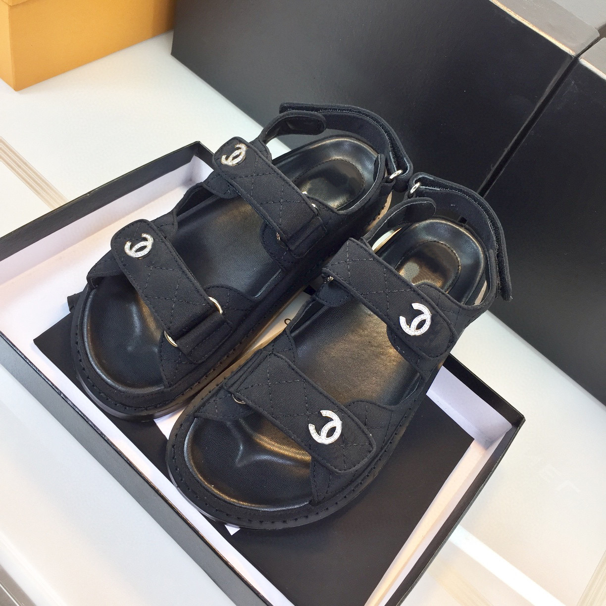 Designer Women dad sandals High Quality Womens Slides Crystal Calf leather Casual shoes quilted Platform Summer Beach Slipper 35-42 With box a, Color 1
Designer Women dad sandals High Quality Womens Slides Crystal Calf leather Casual shoes quilted Platform Summer Beach Slipper 35-42 With box a, Color 1
