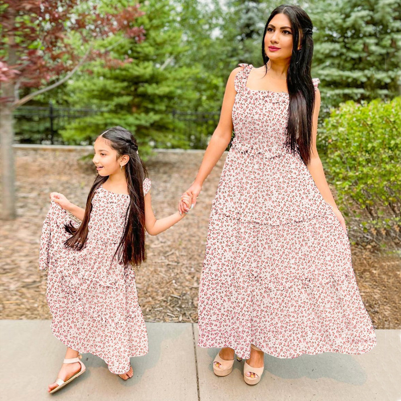 Family Matching Outfits Mother and Daughter Dress Summer Clothes Mommy Me Bohemian Floral Sleeveless Ruffle Long 230512