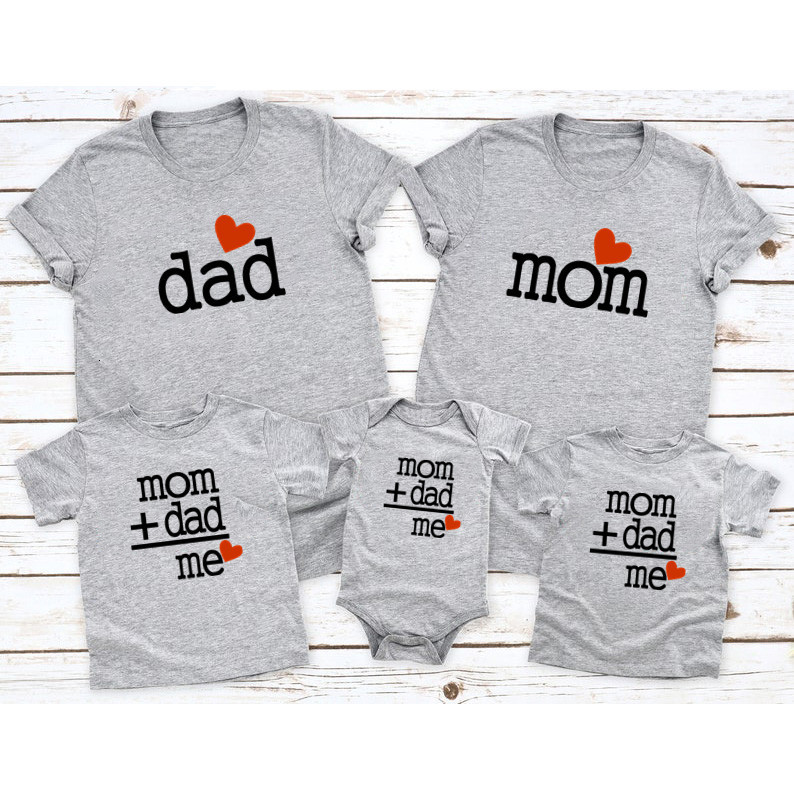 Family Matching Outfits Mom Dad Me Father Daughter Son Clothes Look Tshirt and Baby Kids 230512