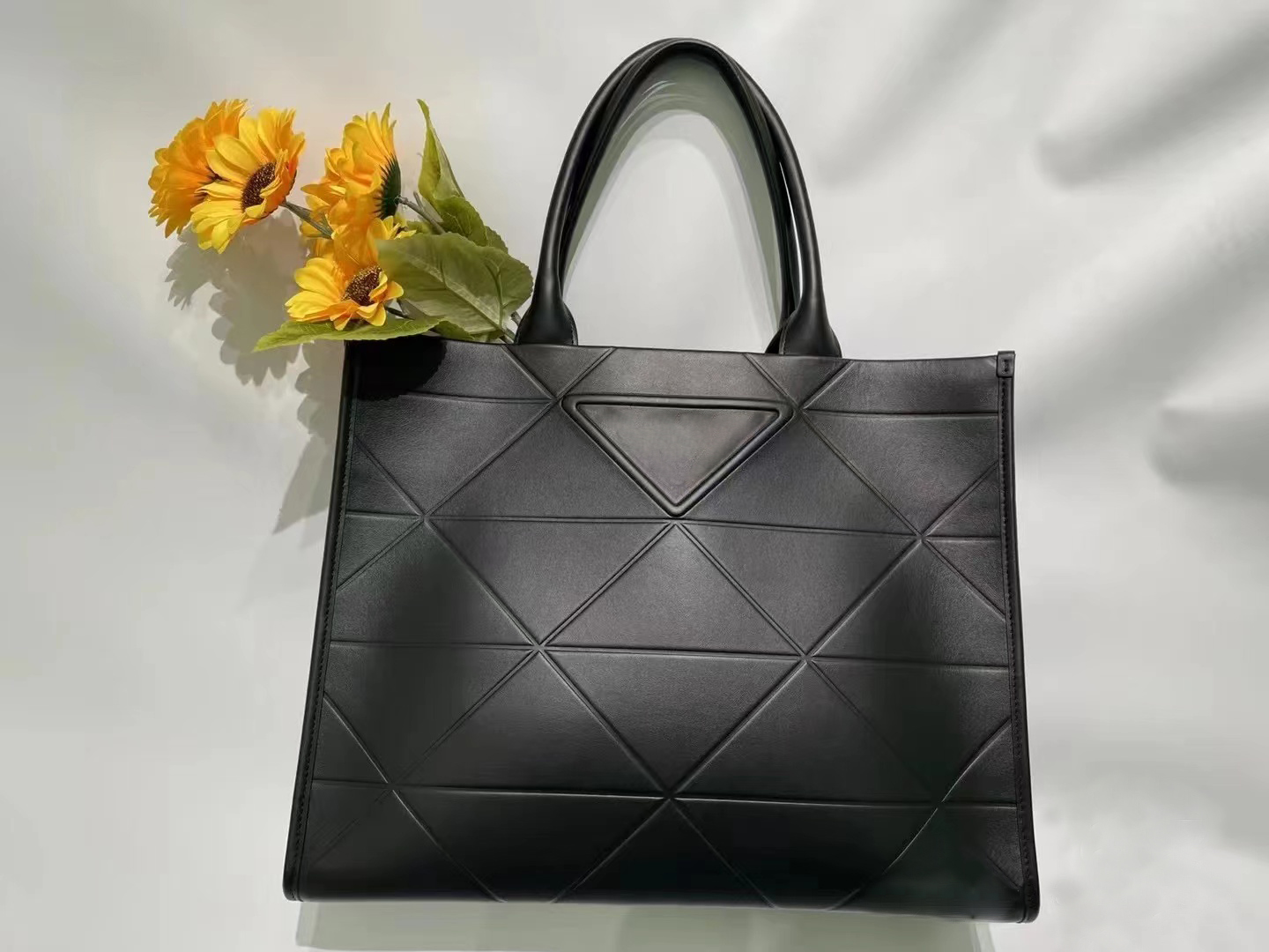 Luxury handbag, leather designer handbag, crossbody bag, women's shoulder bag, handbag diamond plaid wallet, shopping fashion, luxury handbag, classic handbag, #1
Luxury handbag, leather designer handbag, crossbody bag, women's shoulder bag, handbag diamond plaid wallet, shopping fashion, luxury handbag, classic handbag, #1