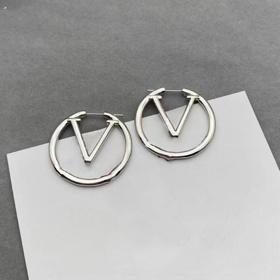 Luxury Big Gold Designer Hoop Earrings Classic Fashion Women Earring Wedding Valentine's Day Lovers Gift V C Letter Engagement Pearl Party designer Jewelrys for Girl
Luxury Big Gold Designer Hoop Earrings Classic Fashion Women Earring Wedding Valentine's Day Lovers Gift V C Letter Engagement Pearl Party designer Jewelrys for Girl