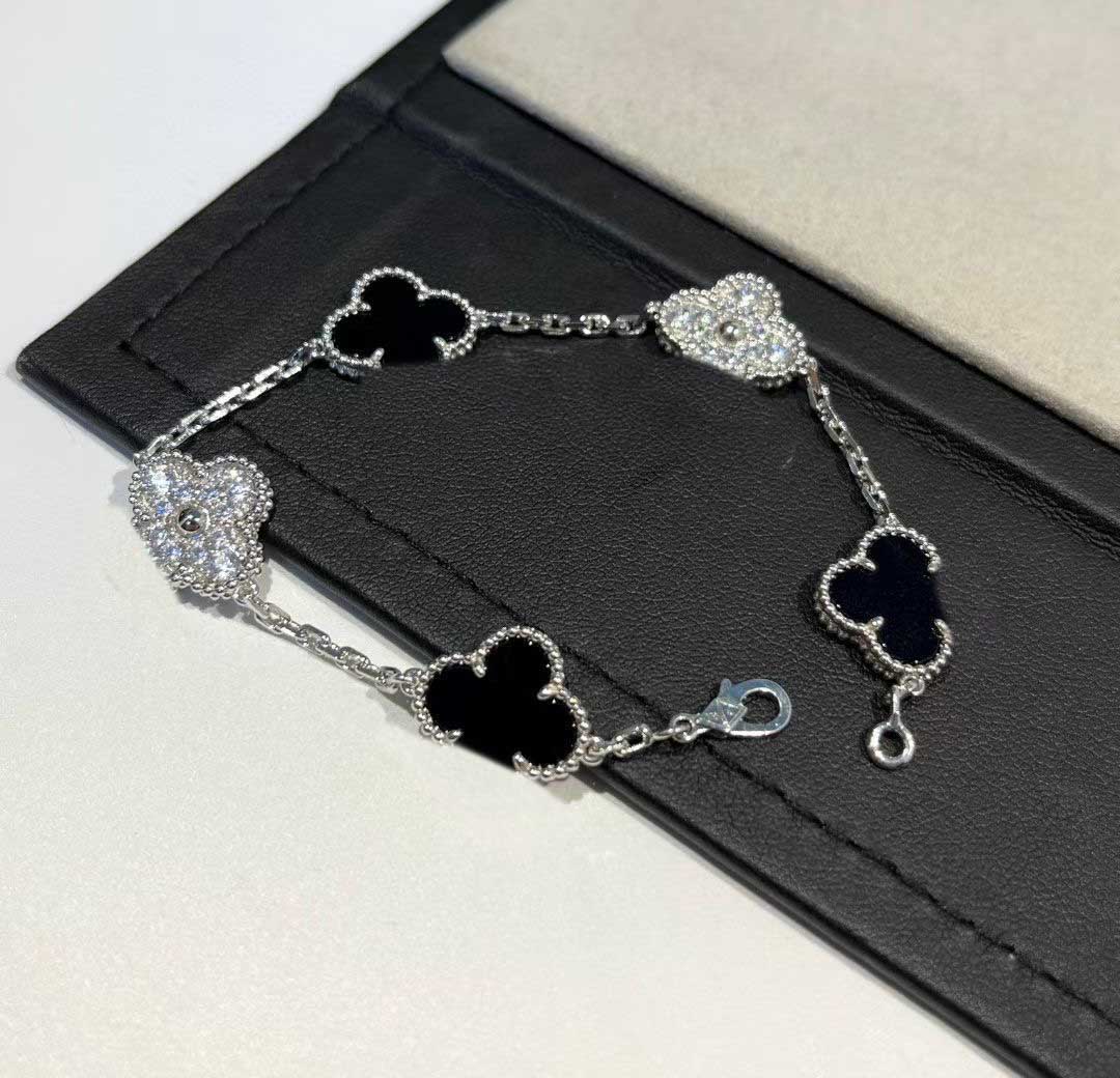 2023 Luxury quality S925 silver charm bracelet with black agate and diamond in silver color have box stamp five flowers PS5086
2023 Luxury quality S925 silver charm bracelet with black agate and diamond in silver color have box stamp five flowers PS5086