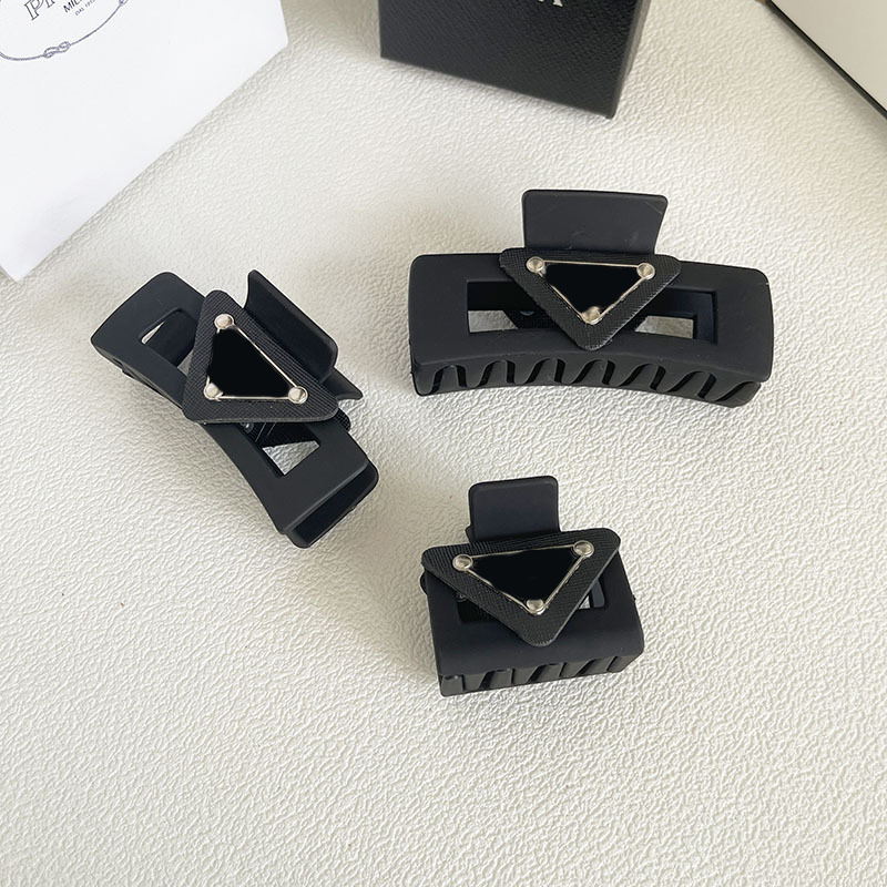 Abrazine High Quality Luxury Designer Fashion Hair Clips Claws Inverted Triangle Barrettes Brand Letter Plugs Clip For Women Gift HairPins Hair Accessories