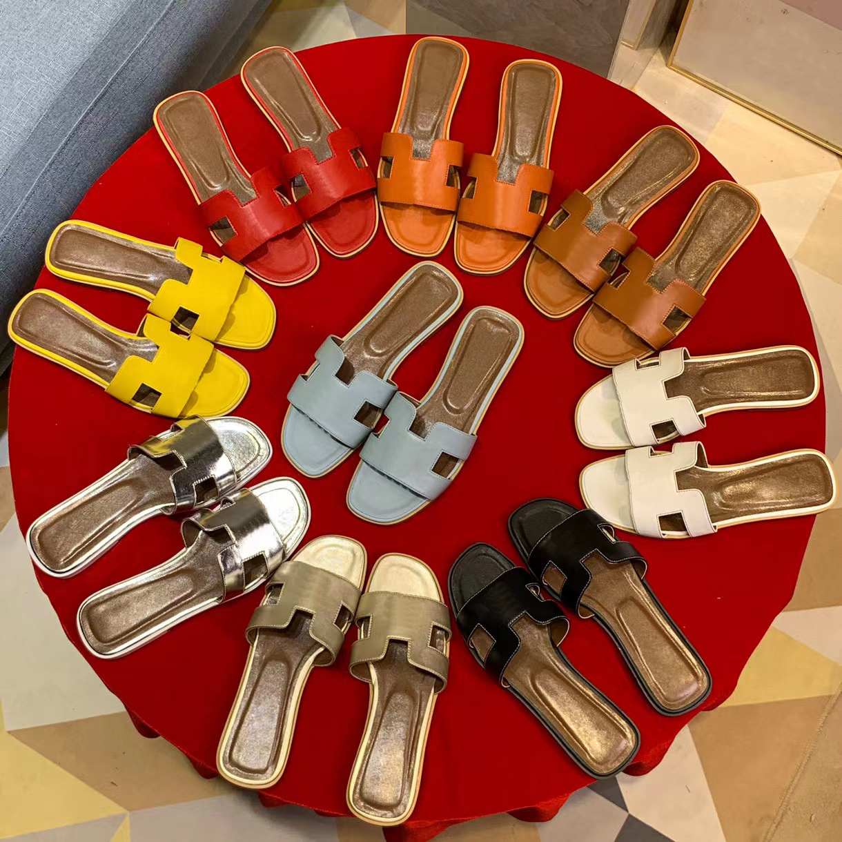 Classic designer slippers Top quality Beach flip Flat heel Summer Lazy fashion leather Cartoon Big Head flops leather Slides women shoes Hotel Bath Ladies sandals
Classic designer slippers Top quality Beach flip Flat heel Summer Lazy fashion leather Cartoon Big Head flops leather Slides women shoes Hotel Bath Ladies sandals