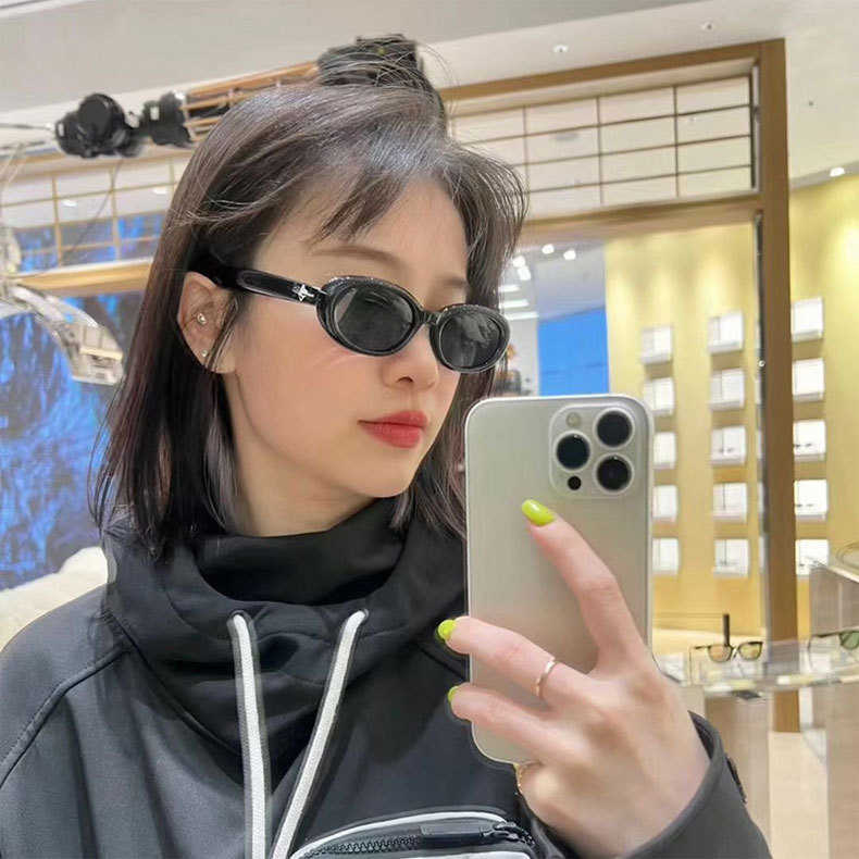 Frames 2023 New GM Oval Frame Star Sunglasses with the same high-end personalized internet celebrity sunglasses for men and women
Frames 2023 New GM Oval Frame Star Sunglasses with the same high-end personalized internet celebrity sunglasses for men and women