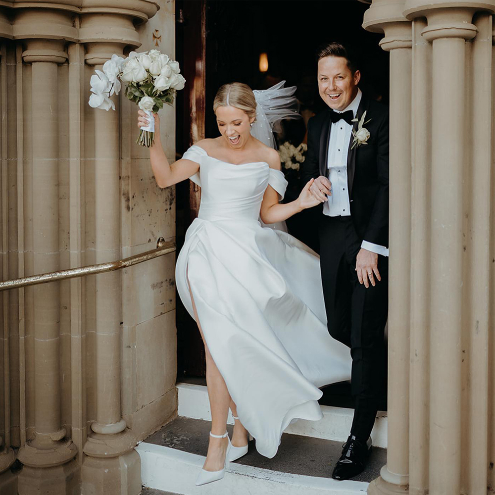 Side Split Off the Shoulder Wedding Dresses A Line Satin Garden Bridal Gowns Plus Size A Line Sweep Train Satin Vestido De Novia