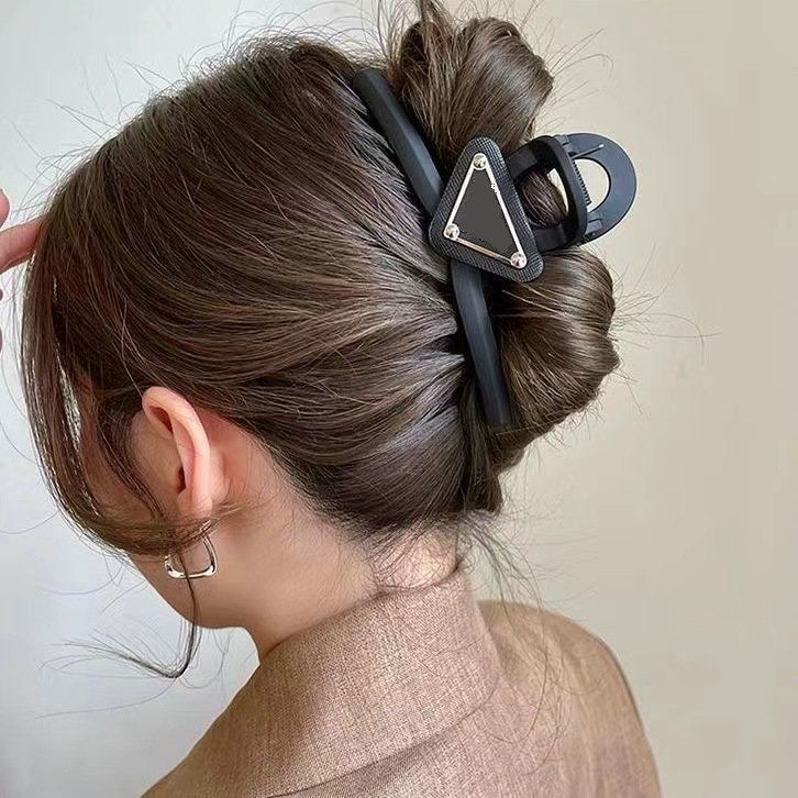 Womens Triangle Clip For Women Girls Classic Brand Letter Designer Hair Claw Fashion Hairpin Free shipping