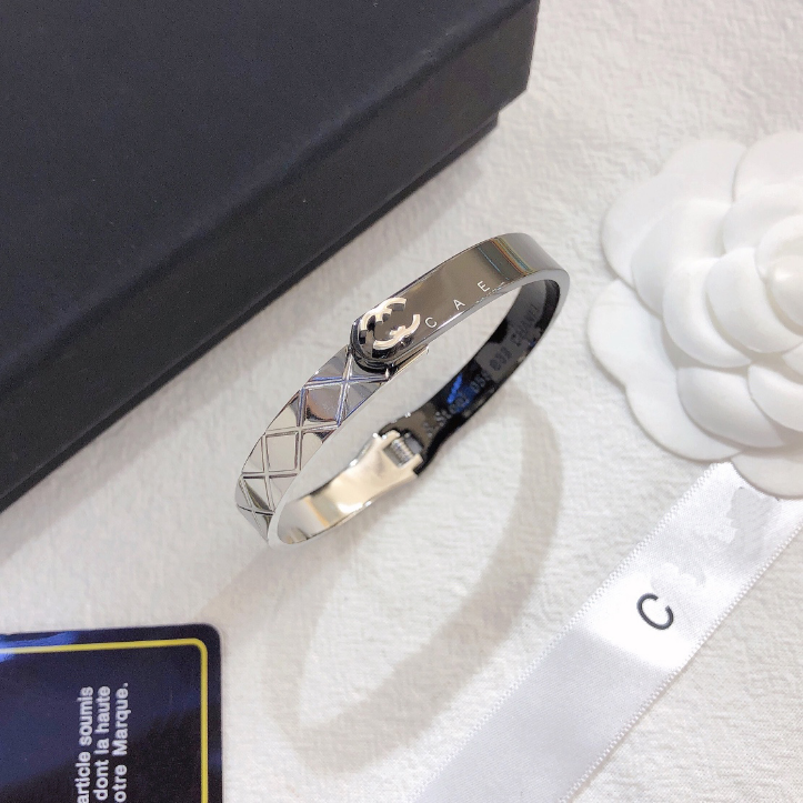 Designer Bangle Bracelet 925 Silver Women Charm Bracelets Fashion Black Vintage Cuff Bracelet Spring Romantic Princess Jewelry Bracelet Family Love Gifts
Designer Bangle Bracelet 925 Silver Women Charm Bracelets Fashion Black Vintage Cuff Bracelet Spring Romantic Princess Jewelry Bracelet Family Love Gifts