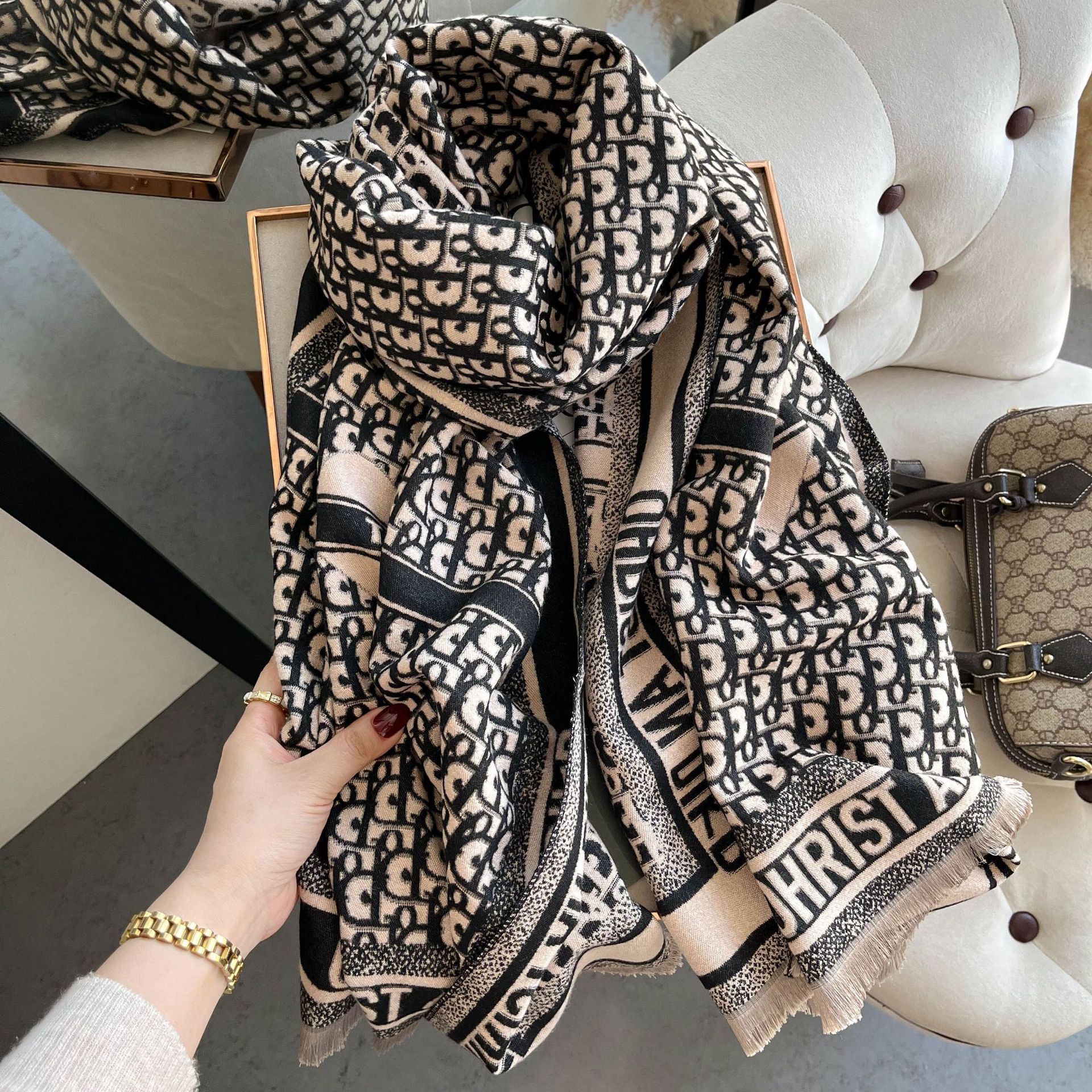 2023 Designer Cashmere scarf women new fashion autumn/winter warm shawl scarf hot clothing collocation
2023 Designer Cashmere scarf women new fashion autumn/winter warm shawl scarf hot clothing collocation