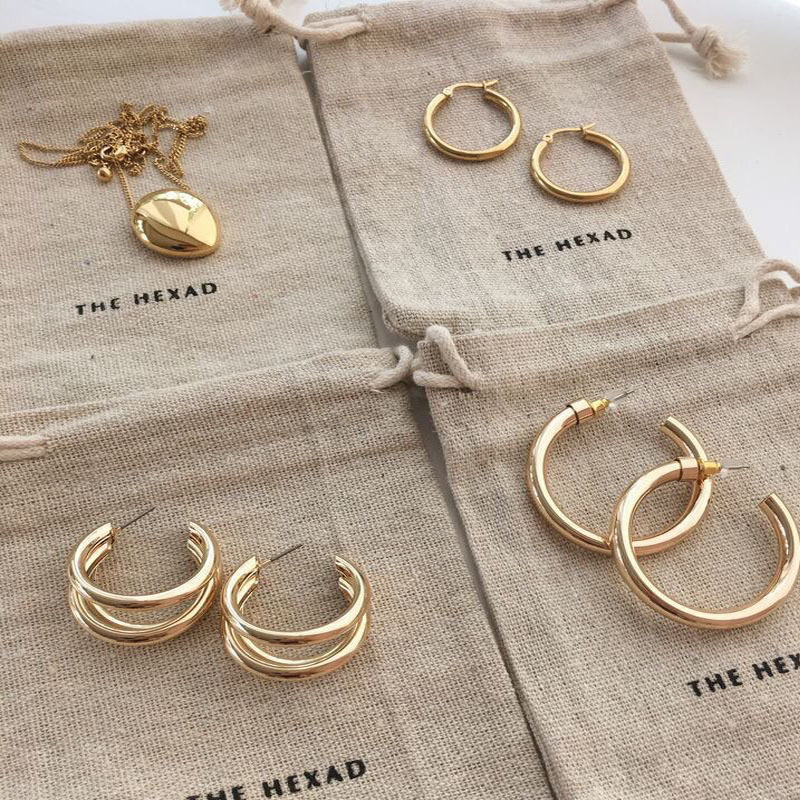 Jewelry Pouches Bags Natural Linen Jewelry Gift Bags 8x10cm 9x12cm 10x15cm pack 50 Custom Sack Party Candy Makeup Jute Packaging Pouches 230512