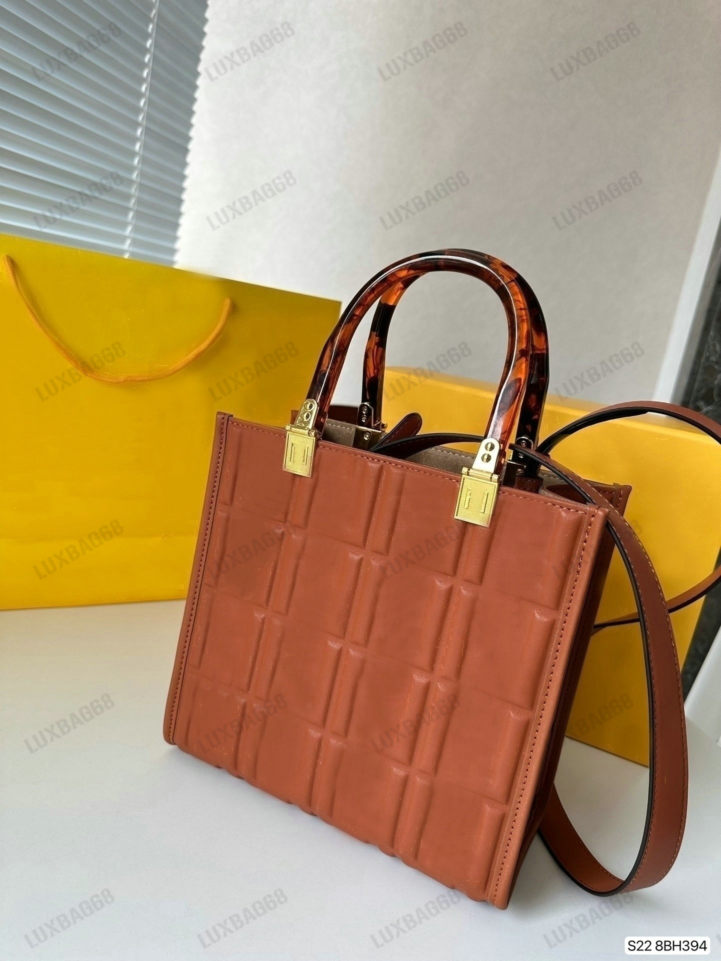 SUNSHINE SHOPPER BAG 2023 Double F Designer Small Tote For Women Italy Luxuurys Handbag ROMA Shopping Bags tortoiseshell-effect plexiglass handles Bag, #1
SUNSHINE SHOPPER BAG 2023 Double F Designer Small Tote For Women Italy Luxuurys Handbag ROMA Shopping Bags tortoiseshell-effect plexiglass handles Bag, #1
