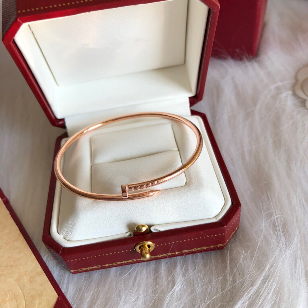 esigner women's Bracelet High quality metal nail bracelet Multiple sizes Classic bangle screw Steel jewelry Best gif
esigner women's Bracelet High quality metal nail bracelet Multiple sizes Classic bangle screw Steel jewelry Best gif