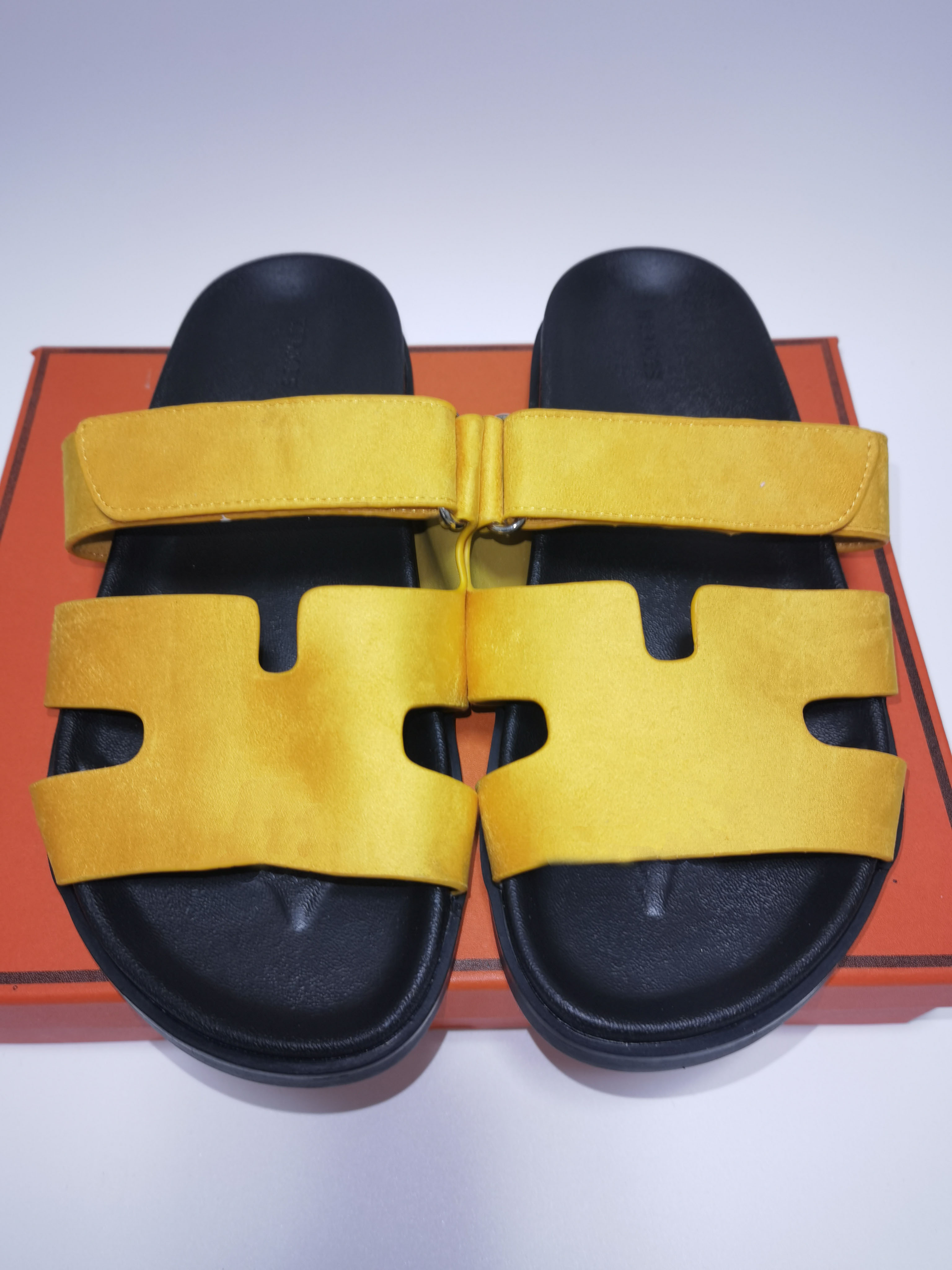 Designer Chypre H Slippers Beach Classic Flat Sandals Summer Lady Leather Flip Flops Men Women Size 35-44 With Box, Yellow
Designer Chypre H Slippers Beach Classic Flat Sandals Summer Lady Leather Flip Flops Men Women Size 35-44 With Box, Yellow