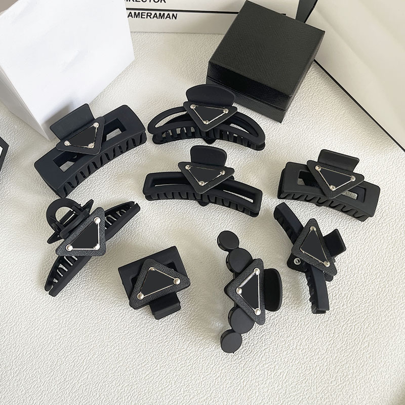 Luxury Designer Fashion Hair Clips Claws Black Barrettes Brand P Family Inverted Triangle Letter Clip Plugs for Women Hair Accessories High Quality
Luxury Designer Fashion Hair Clips Claws Black Barrettes Brand P Family Inverted Triangle Letter Clip Plugs for Women Hair Accessories High Quality