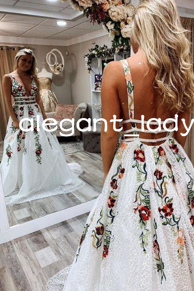Bohemian Beach Embroidery Rose Wedding Dresses 2023 Sexy V-neck Backless Full Lace Western Country Bridal Reception Gown