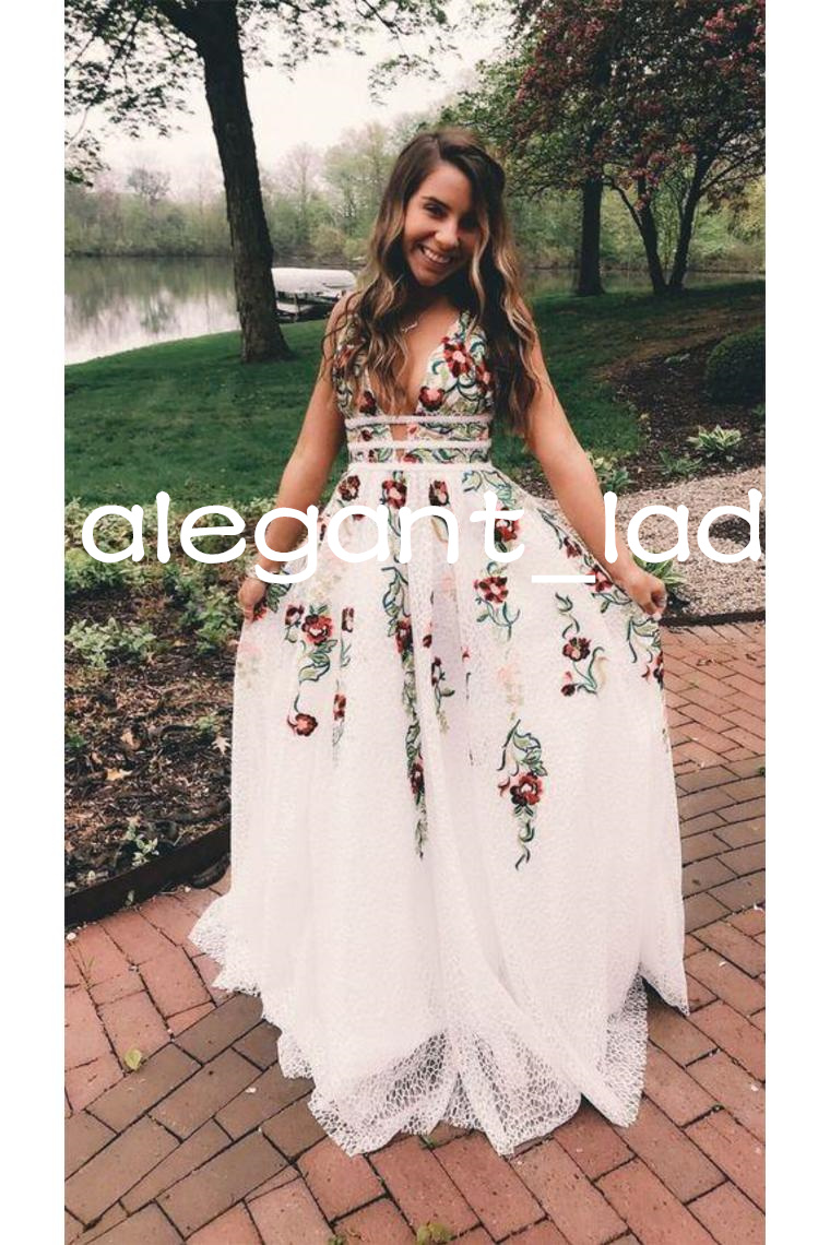 Bohemian Beach Embroidery Rose Wedding Dresses 2023 Sexy V-neck Backless Full Lace Western Country Bridal Reception Gown