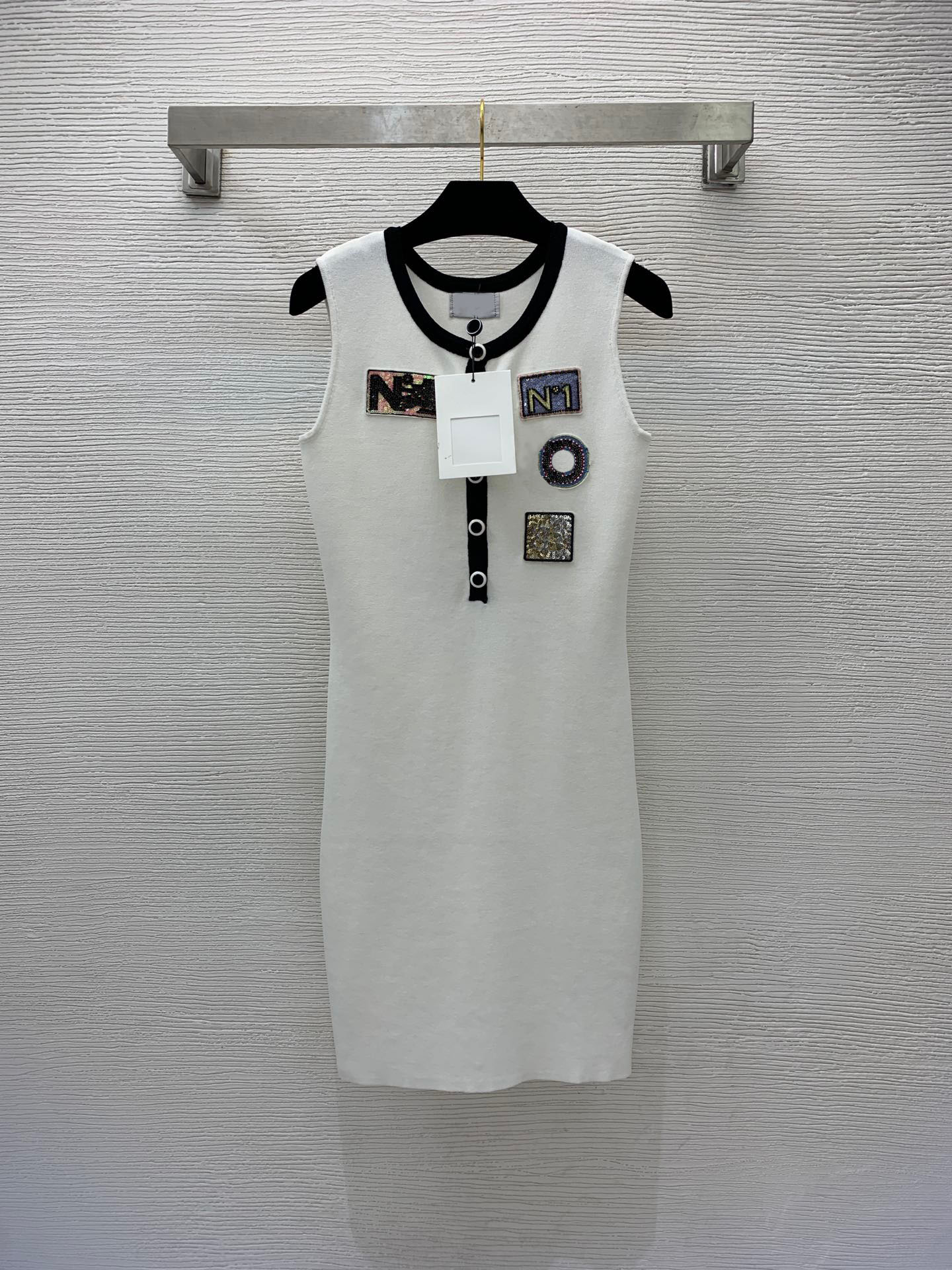 Elegant Sweater Women Sleeveless Knitted Sequin Badge Dress Single Breasted Ladies Dress Spring Summer 2023, Black
Elegant Sweater Women Sleeveless Knitted Sequin Badge Dress Single Breasted Ladies Dress Spring Summer 2023, Black