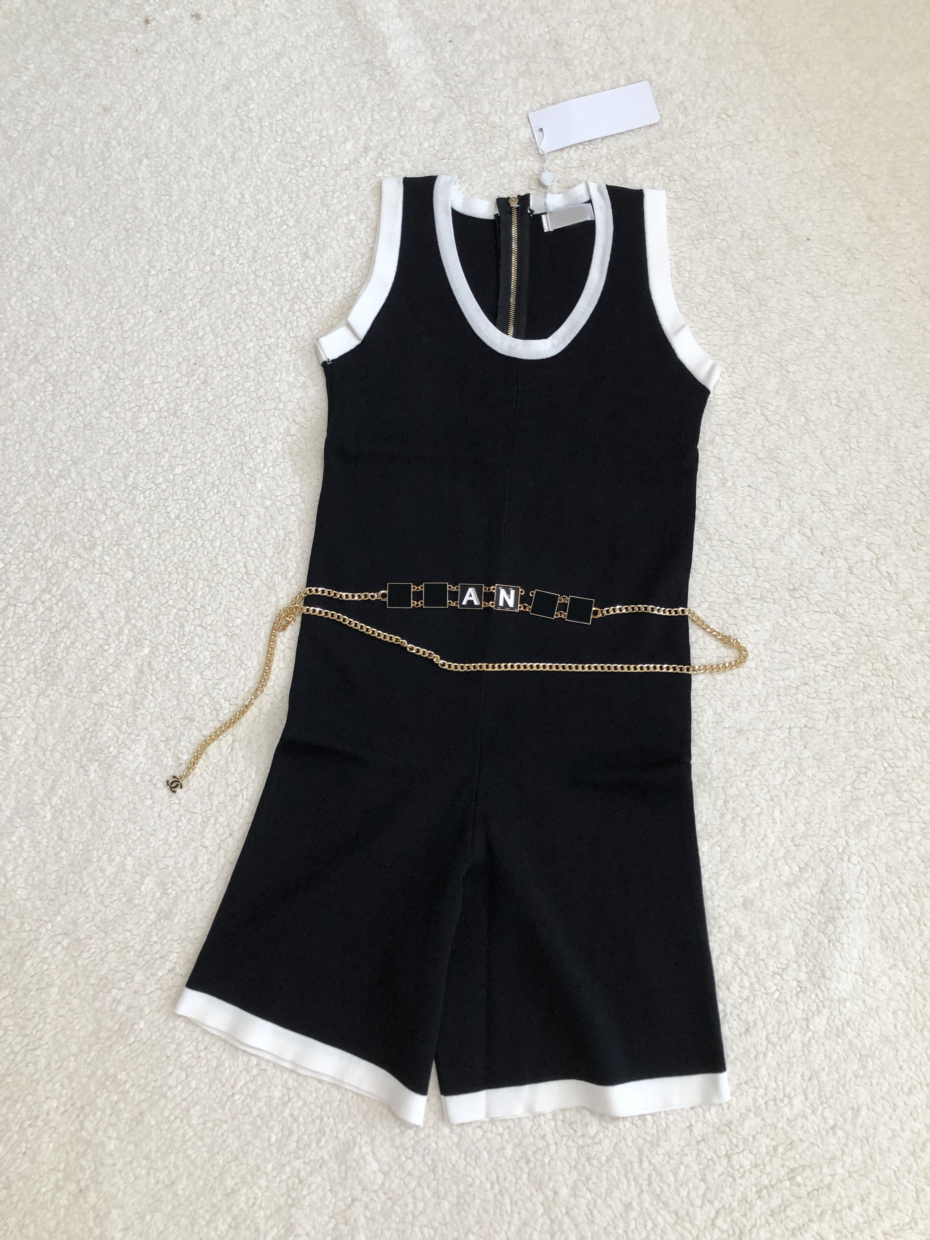 2023 Fashion Summer New Women's Round neck Sleeveless Solid Knit Jumpsuit With Letter Belt Designer Casual Shorts Rompers Street Wear Bodysuit, Black
2023 Fashion Summer New Women's Round neck Sleeveless Solid Knit Jumpsuit With Letter Belt Designer Casual Shorts Rompers Street Wear Bodysuit, Black