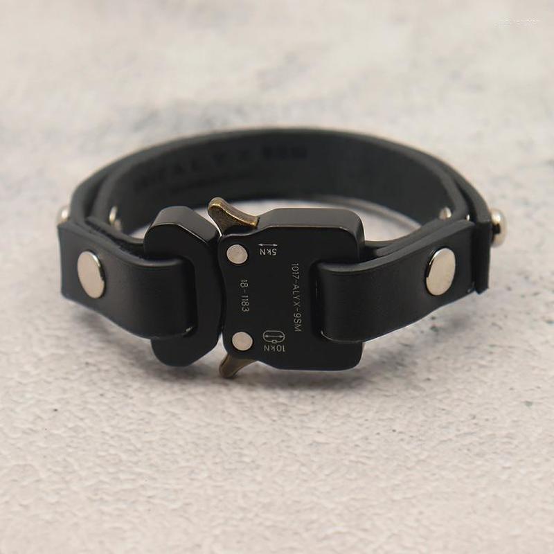 Link Bracelets 22SS High Quality Cow Leather 1017 ALYX 9SM Classic Press Metal Button Black Watchband Buckle Bracelet Men Women
Link Bracelets 22SS High Quality Cow Leather 1017 ALYX 9SM Classic Press Metal Button Black Watchband Buckle Bracelet Men Women