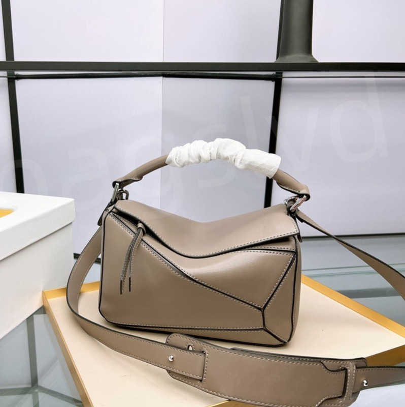 Designer Cross Body Luxury Tote bag Women Handbag Puzzle Geometric Shoulder Bags Designers bags Fashion CrossBody bag Contrast Color Patchwork Purses Letters 24cm, 3#
Designer Cross Body Luxury Tote bag Women Handbag Puzzle Geometric Shoulder Bags Designers bags Fashion CrossBody bag Contrast Color Patchwork Purses Letters 24cm, 3#