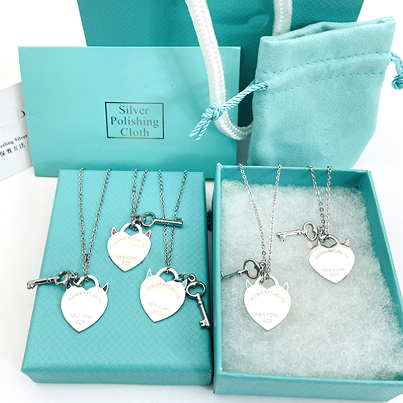 Luxury Designer New 19mm Heart Necklaces Women Key Pendant Fashion Couple Jewelry Painted Stainless Steel Gifts for Girlfriend Accessories Wholesale
Luxury Designer New 19mm Heart Necklaces Women Key Pendant Fashion Couple Jewelry Painted Stainless Steel Gifts for Girlfriend Accessories Wholesale